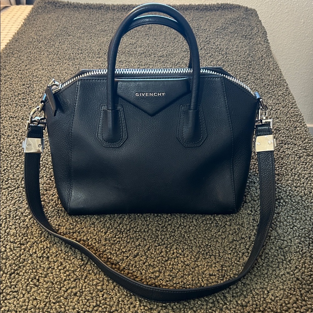 Givenchy Antigona medium top handle bag in grained leather